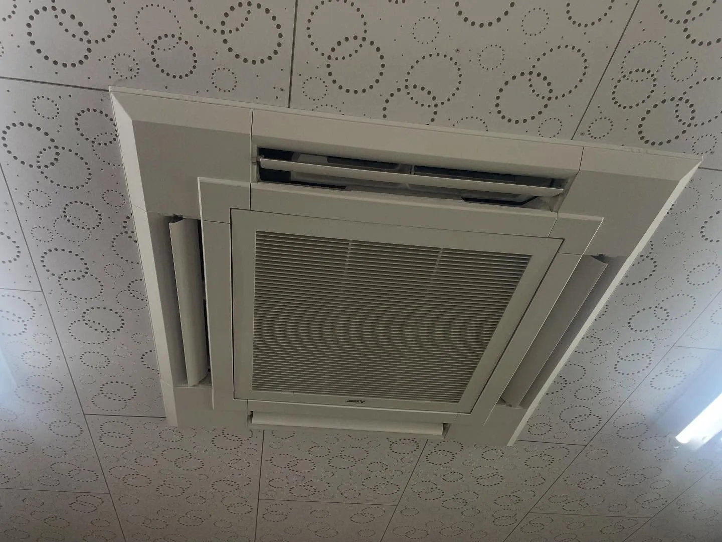 本日は天井埋込エアコンのクリーニングをさせて頂きました(^^...