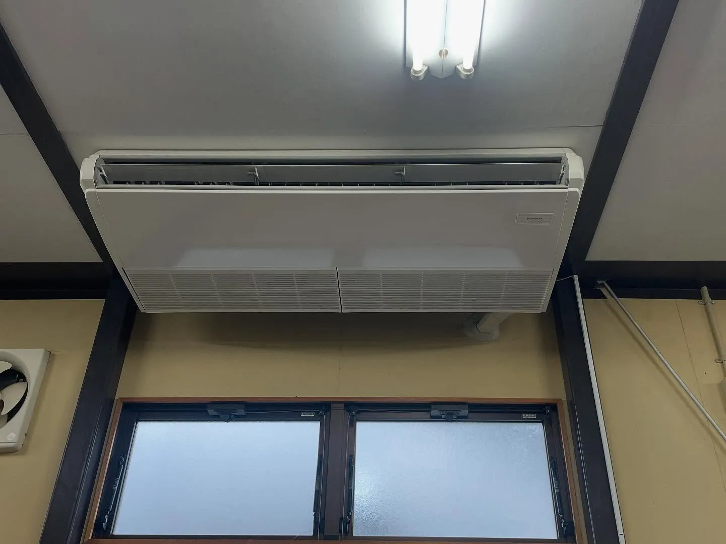 本日は天井吊り型エアコンのクリーニングをさせて頂きました。