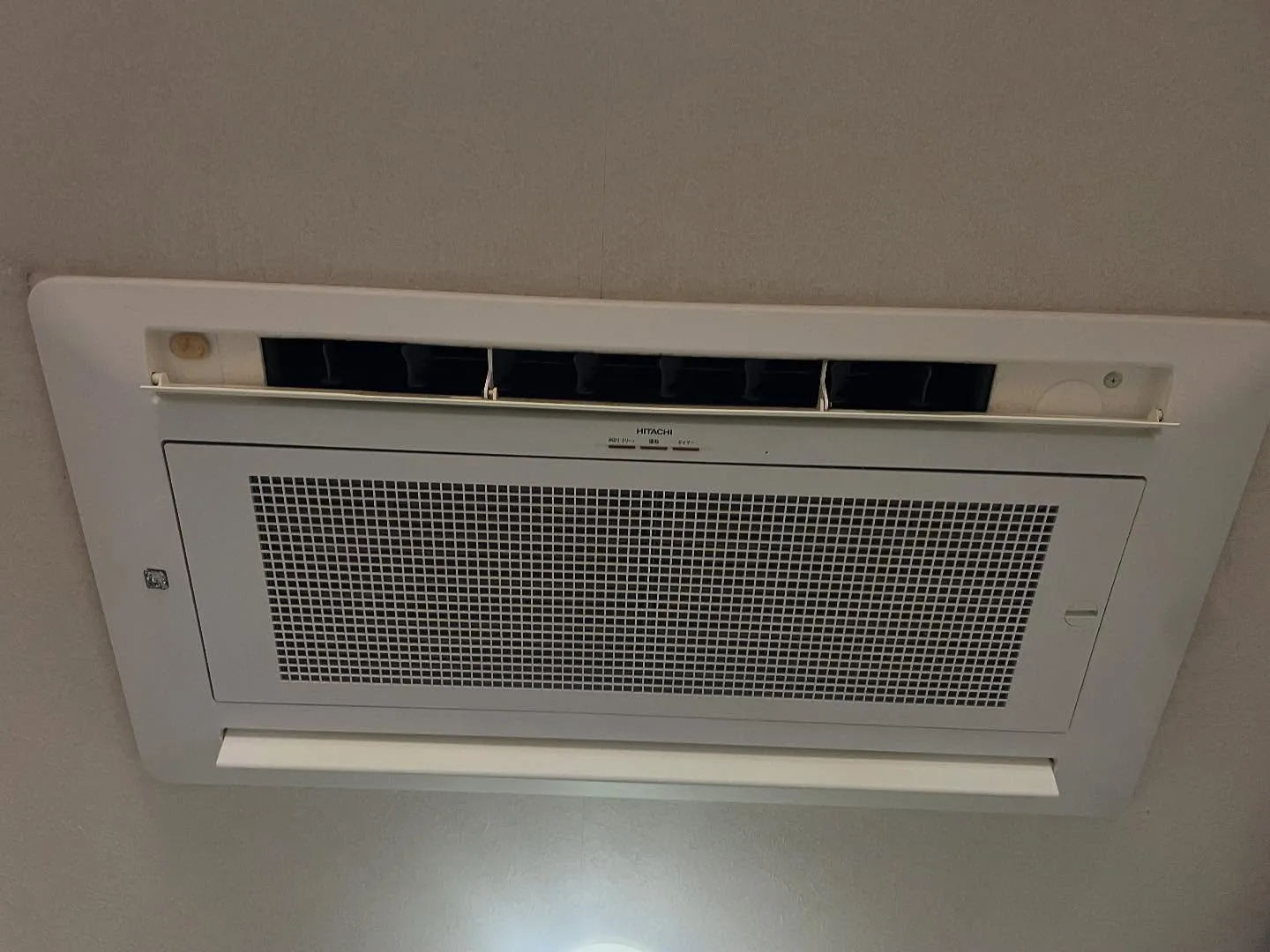 本日も天井2方向エアコンのクリーニングをさせて頂きました。