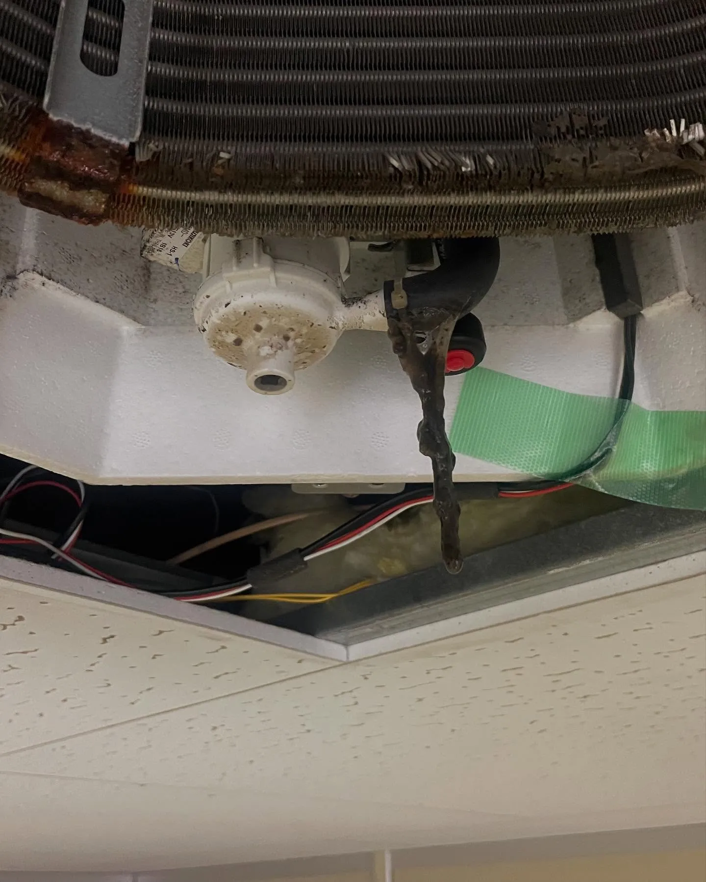 本日も天井4方向エアコンのクリーニングをさせて頂きました。