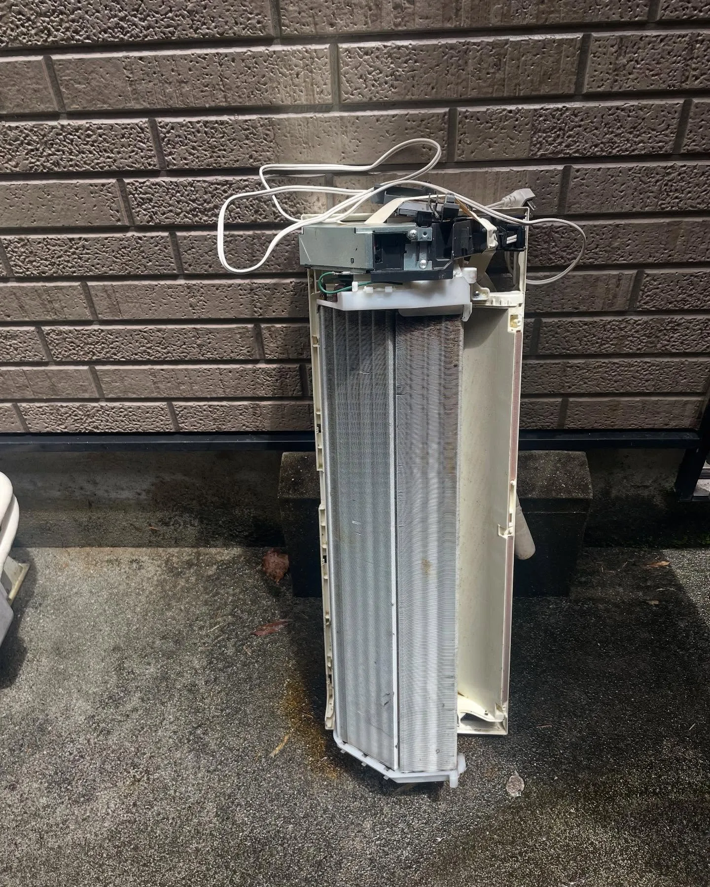 本日はエアコンを移設するので、ついでに分解洗浄させて頂きまし...