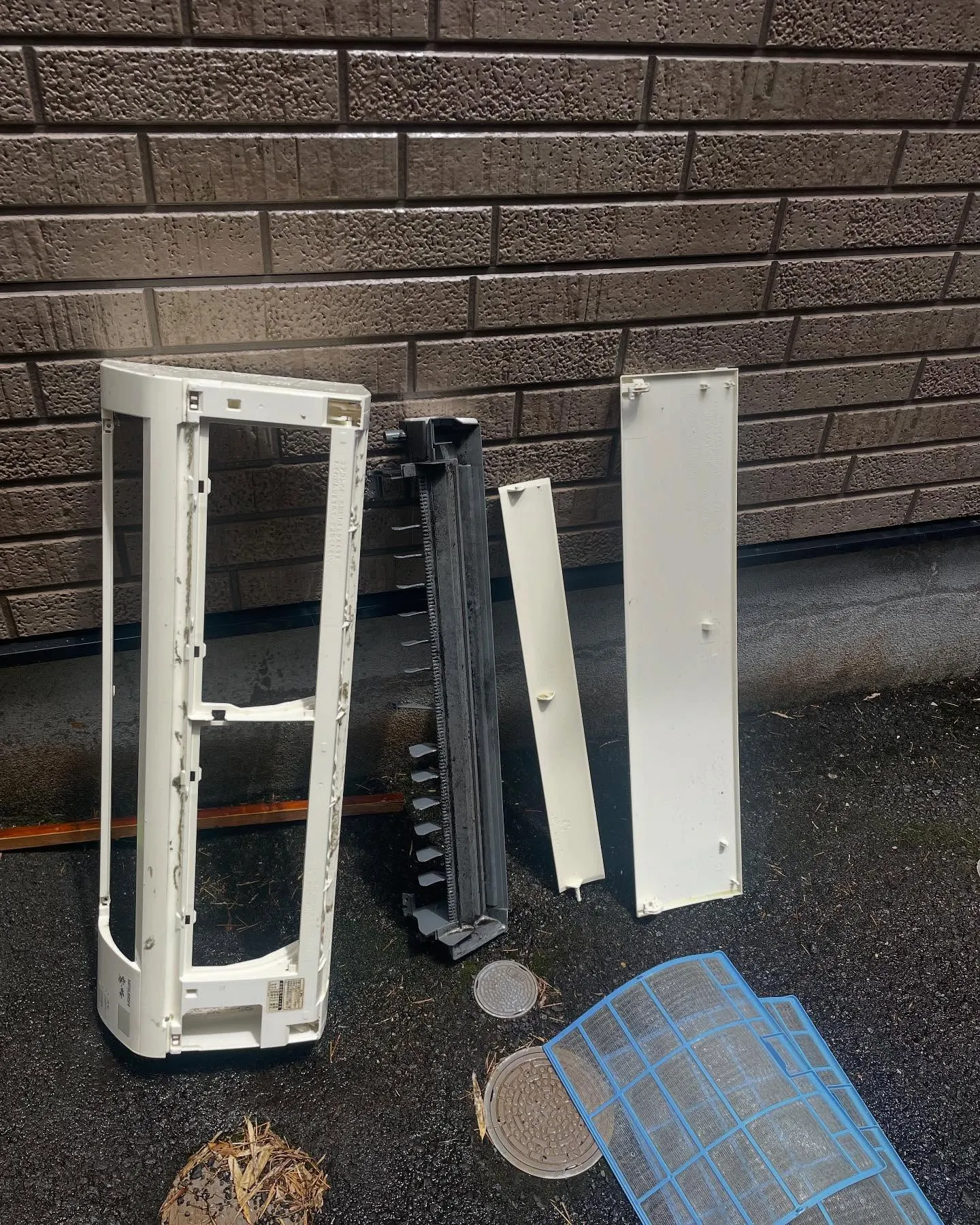 本日はエアコンを移設するので、ついでに分解洗浄させて頂きまし...