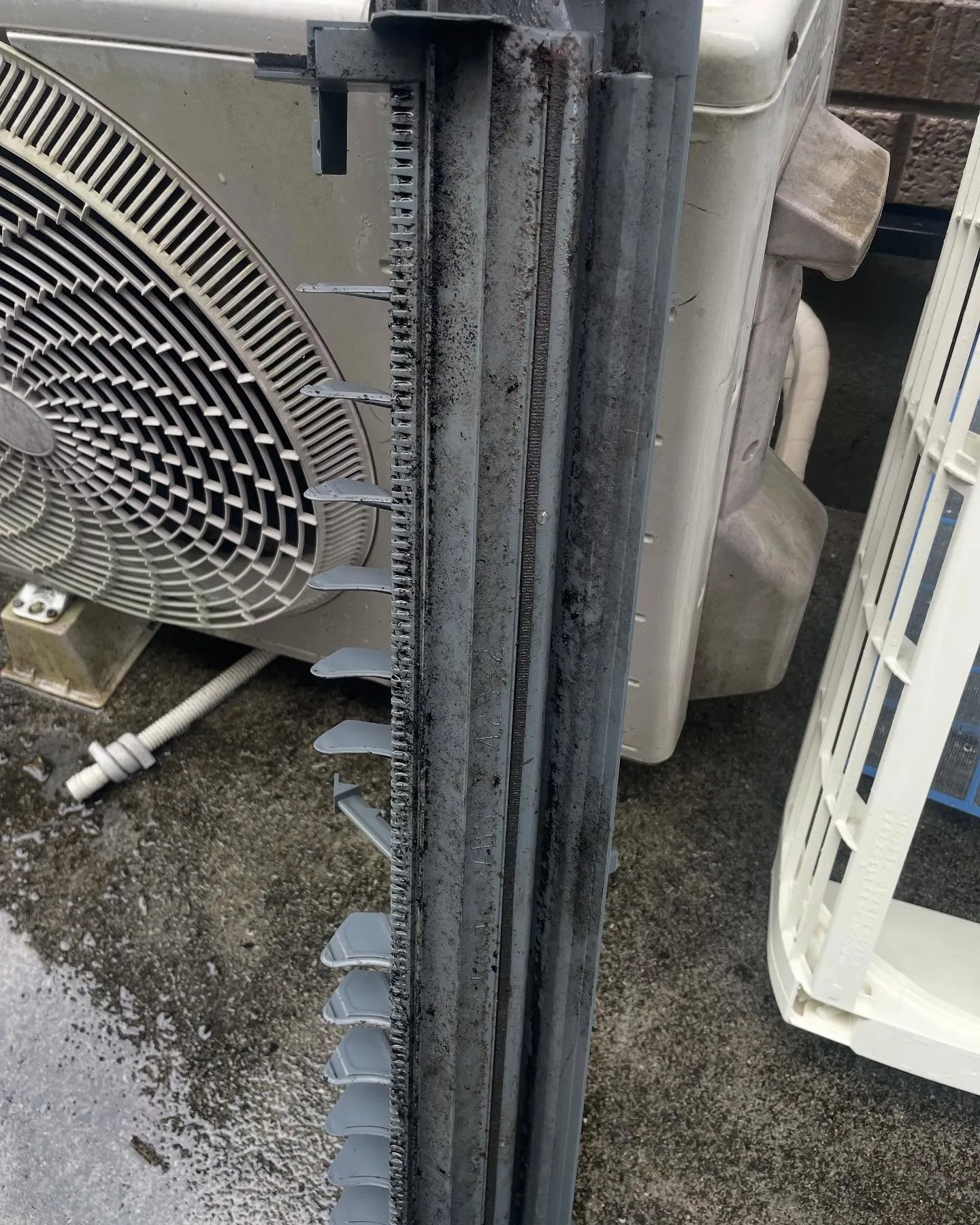 本日はエアコンを移設するので、ついでに分解洗浄させて頂きまし...