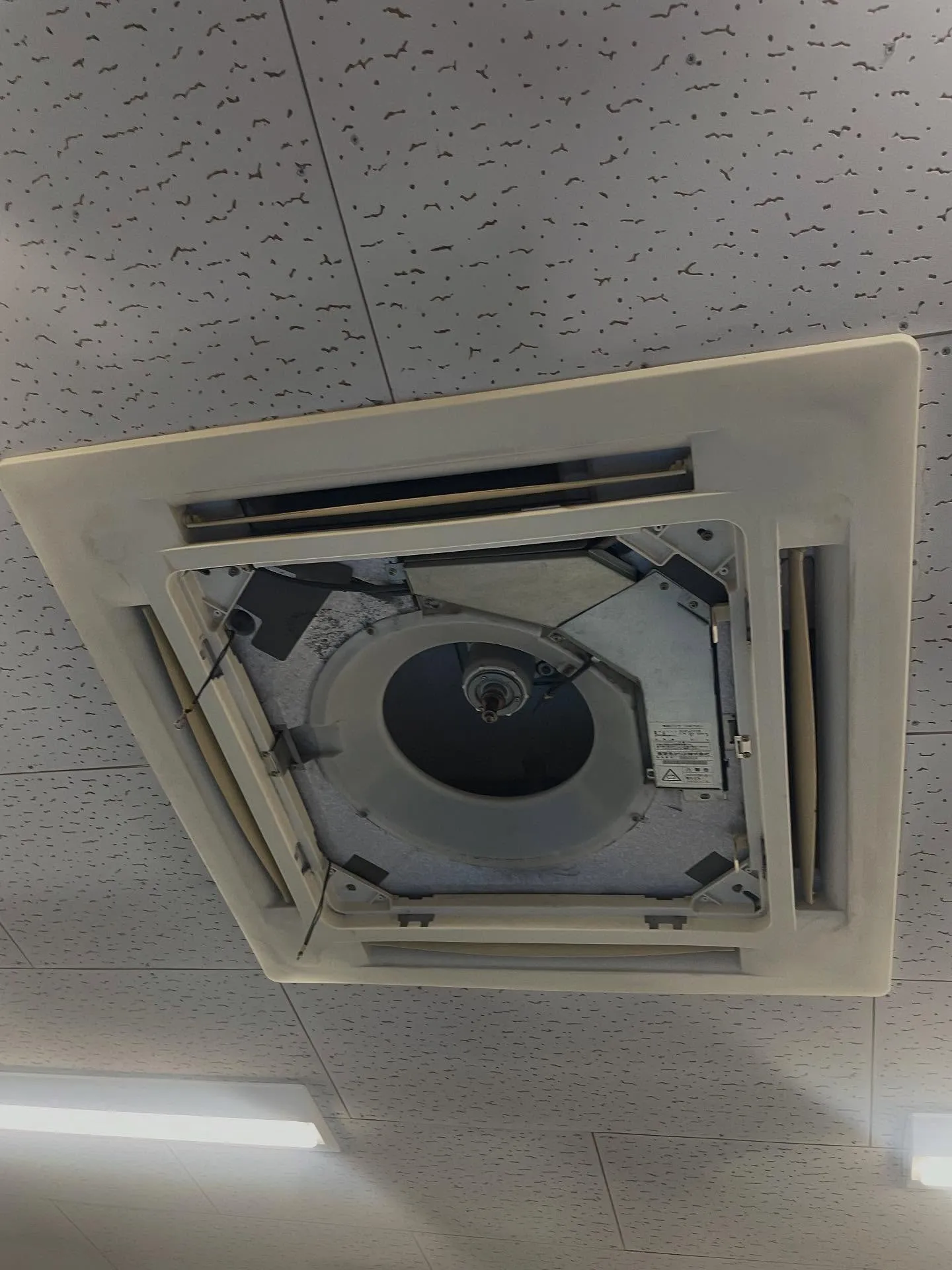 本日は天井埋め込み4方向型エアコンの入れ替えを2台させて頂き...