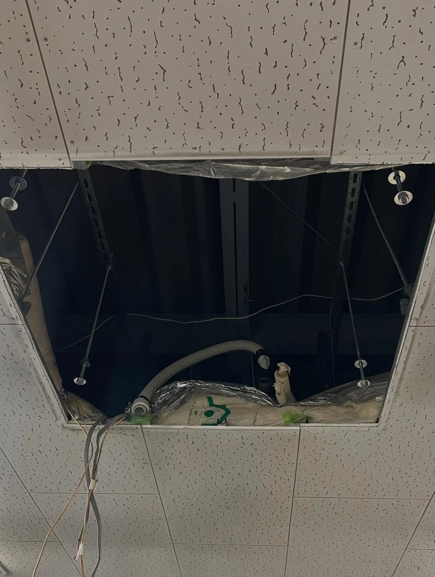 本日は天井埋め込み4方向型エアコンの入れ替えを2台させて頂き...