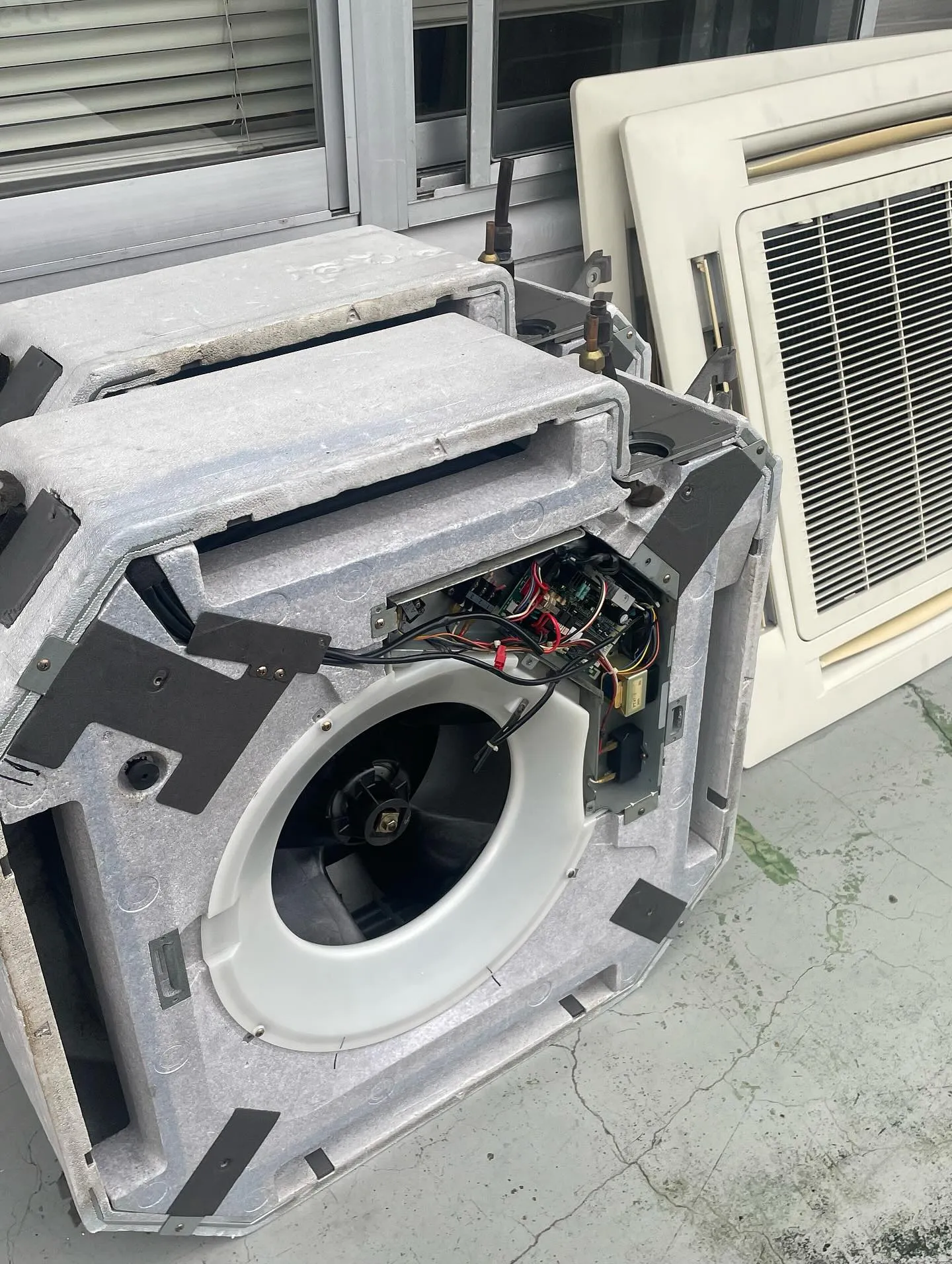 本日は天井埋め込み4方向型エアコンの入れ替えを2台させて頂き...