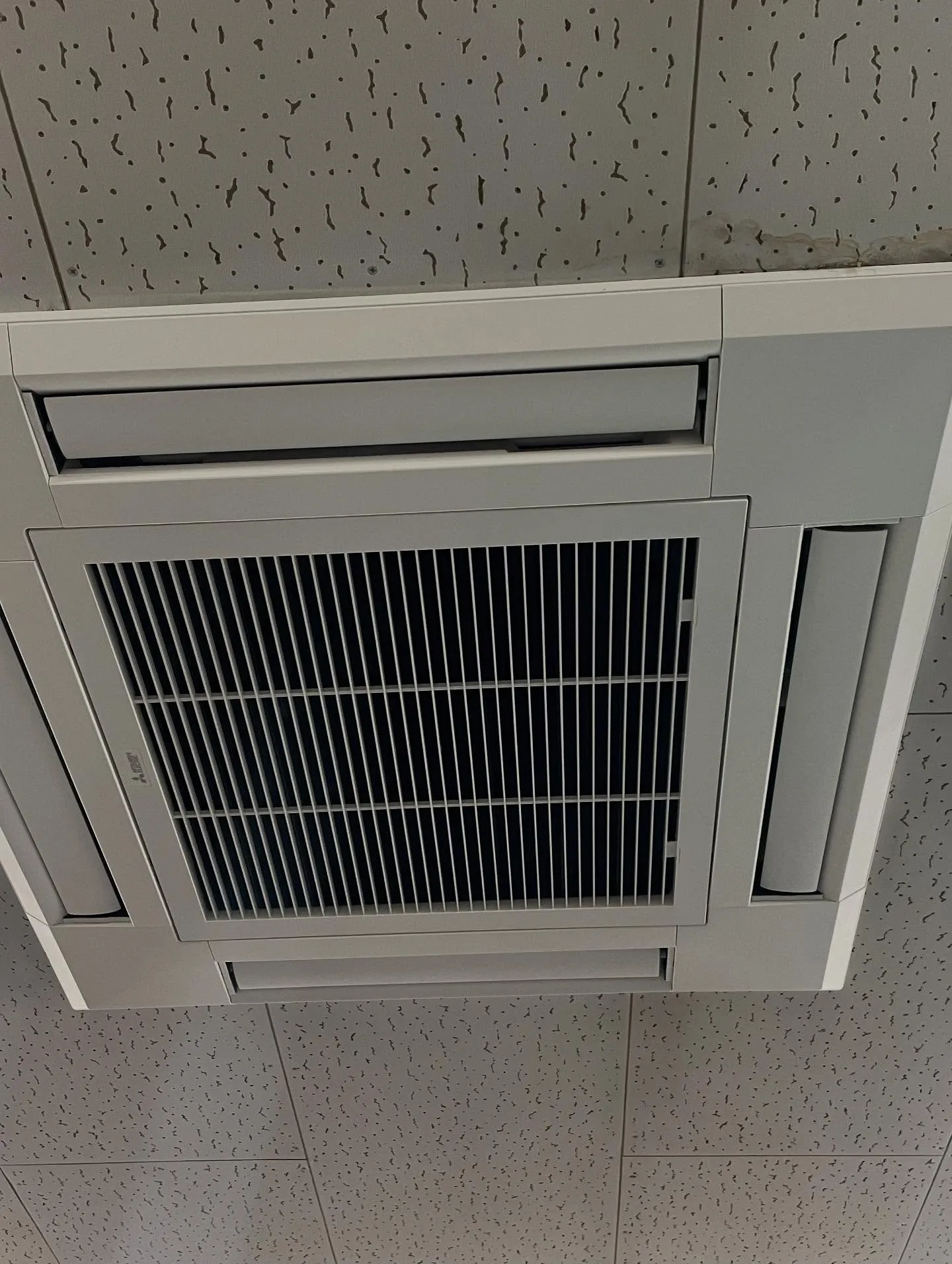 本日は天井埋め込み4方向型エアコンの入れ替えを2台させて頂き...