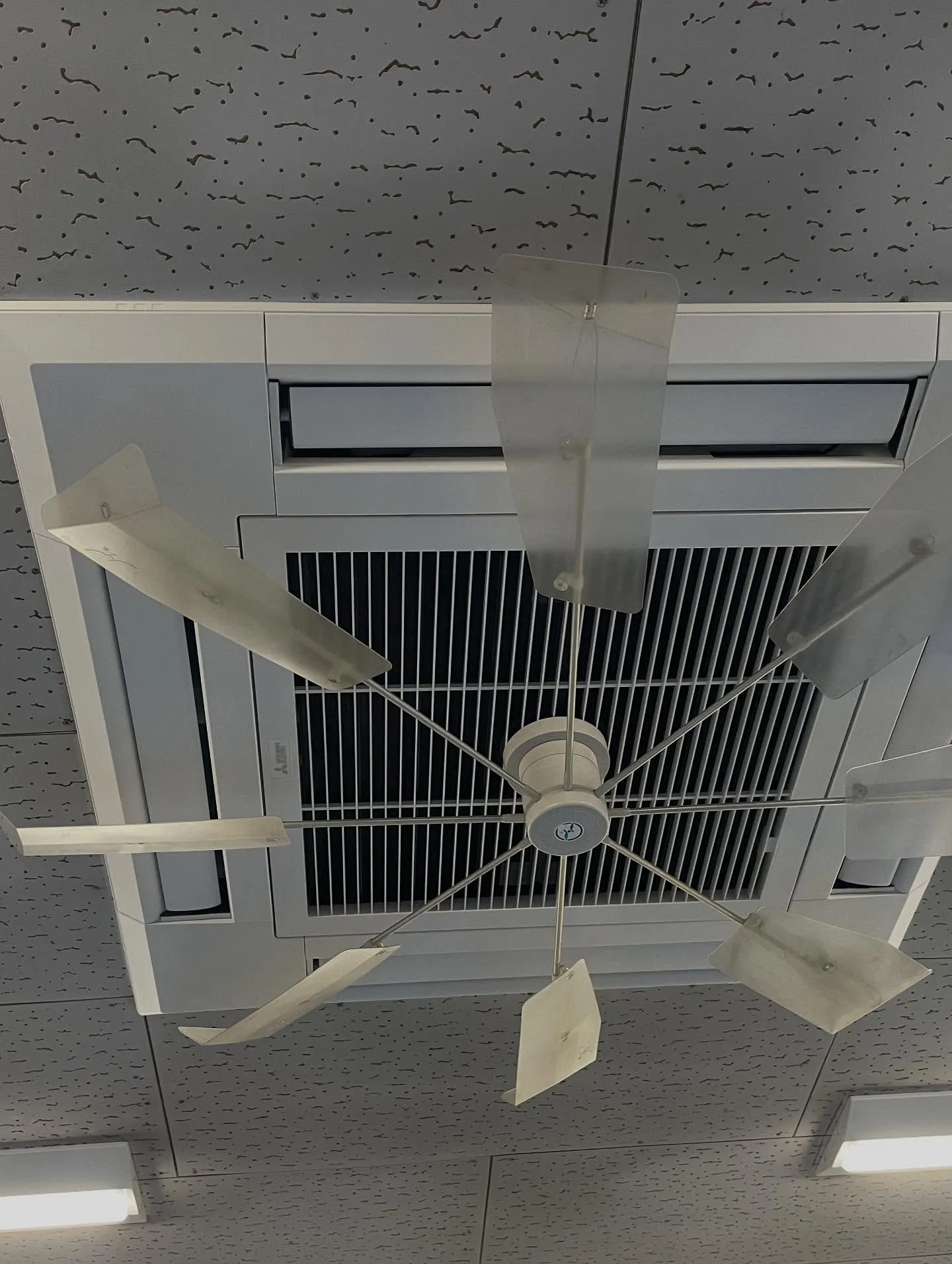 本日は天井埋め込み4方向型エアコンの入れ替えを2台させて頂き...