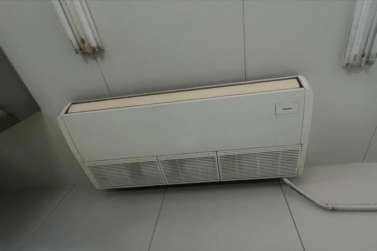 本日は天吊エアコン2台をクリーニングさせて頂きました(^^)