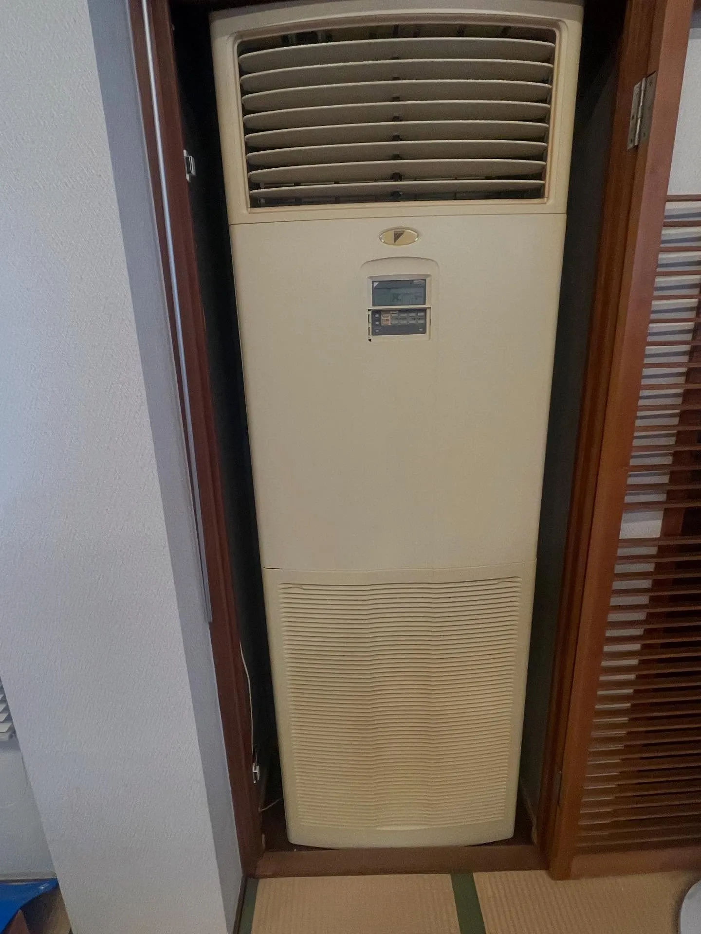 本日は床置き型のエアコンを2台クリーニングさせて頂きました。