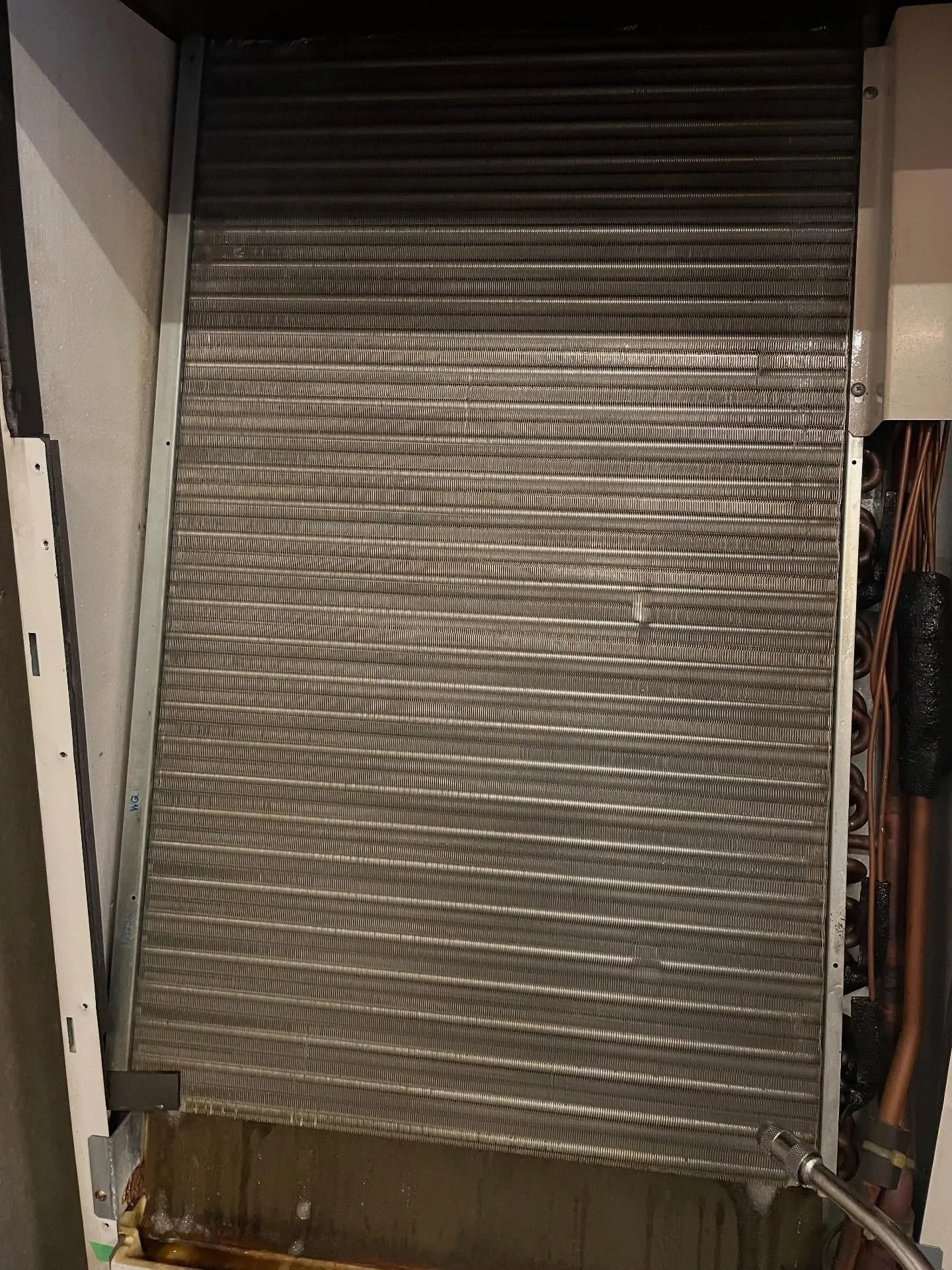 本日は床置き型のエアコンを2台クリーニングさせて頂きました。