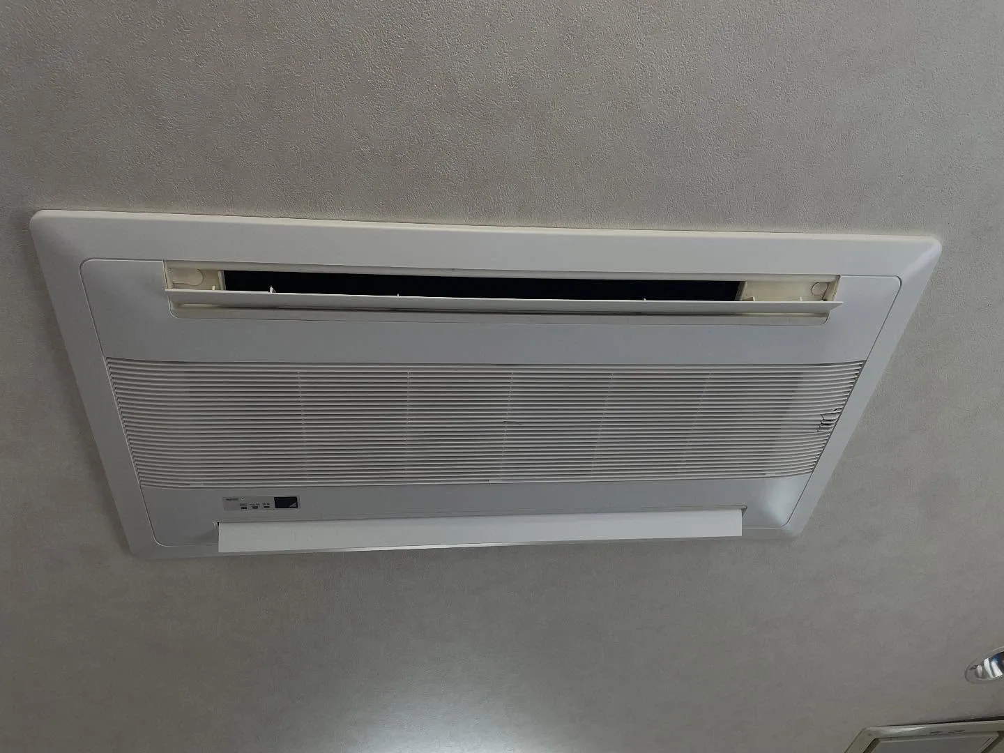 本日は天井埋め込み型2方向のクリーニングをさせて頂きました。