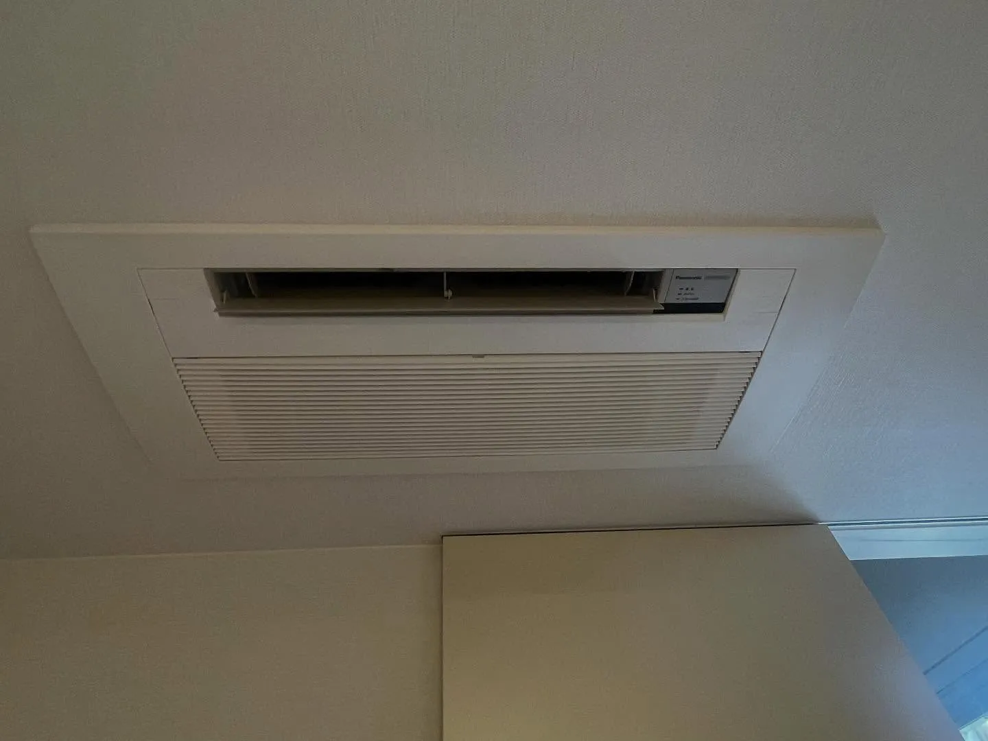 本日も天井埋め込み2方向エアコンのクリーニングをさせて頂きま...