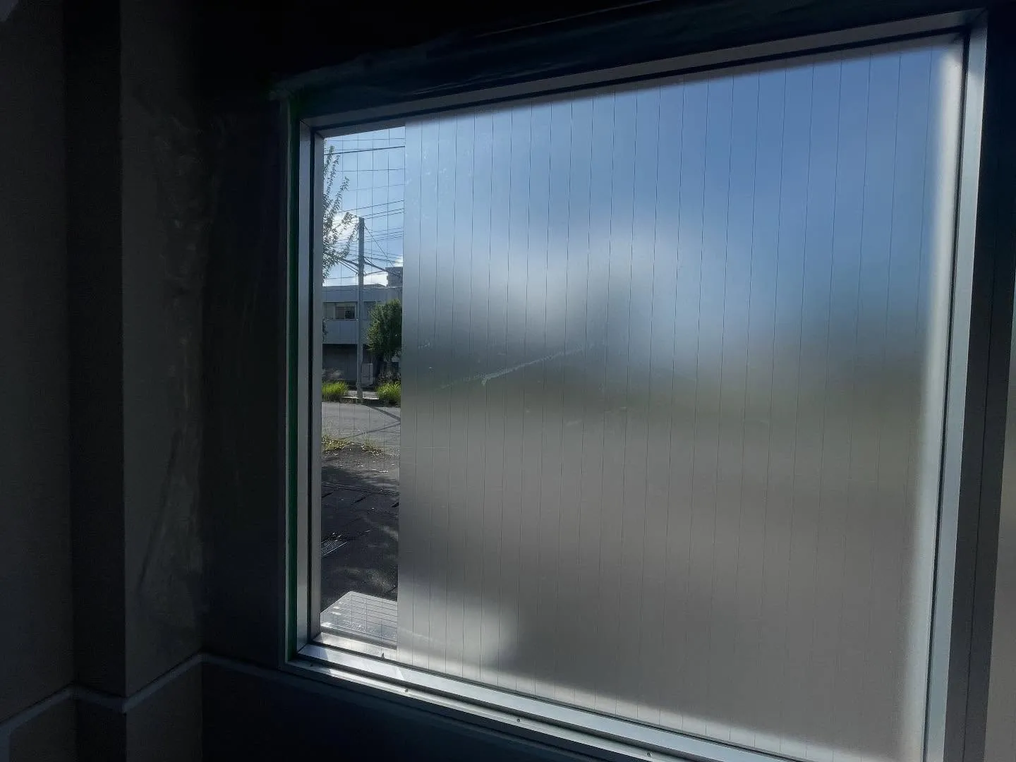 本日は事務所の窓ガラスを目隠しフィルムのすりガラス調を貼らせ...