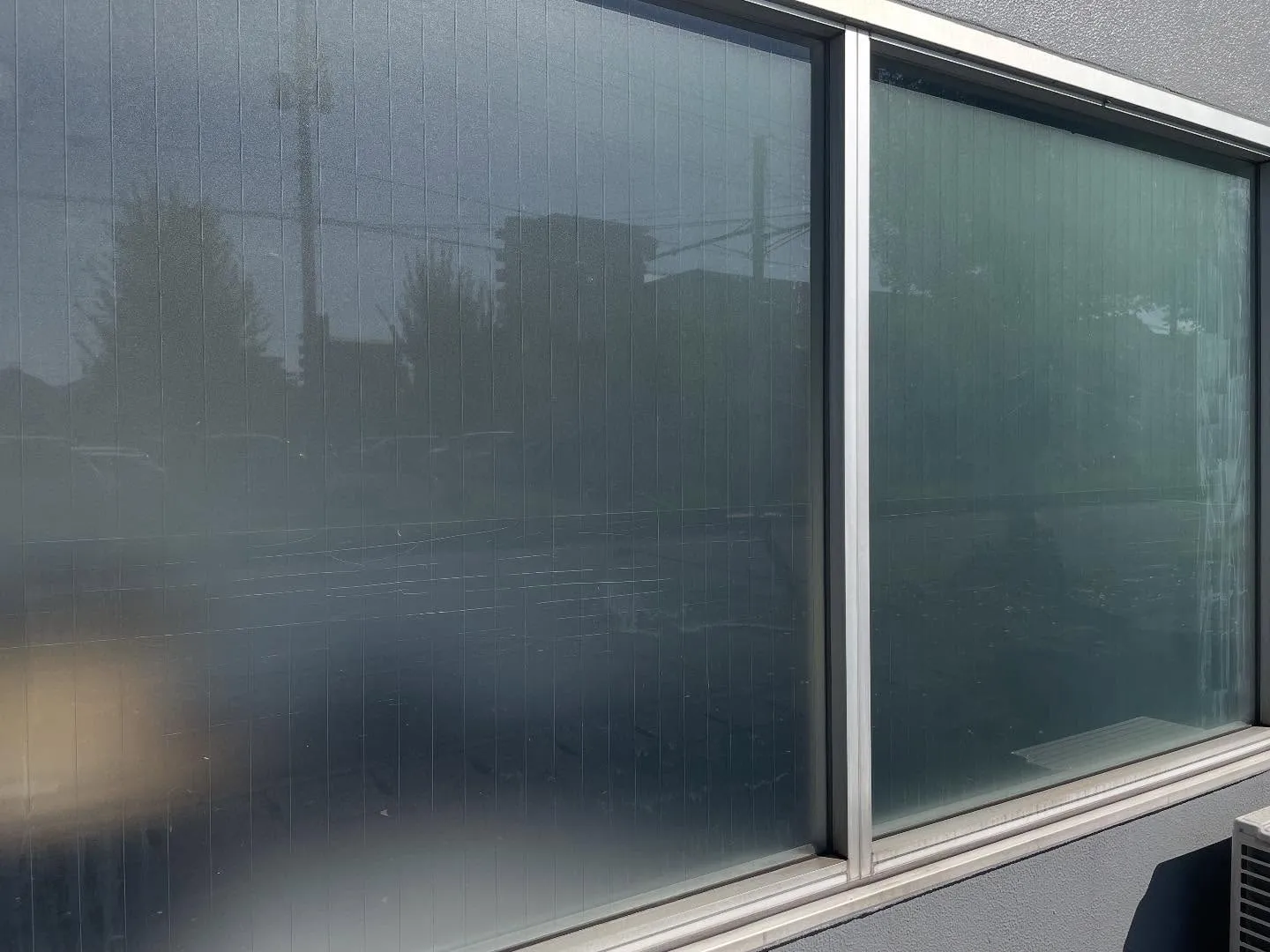 本日は事務所の窓ガラスを目隠しフィルムのすりガラス調を貼らせ...