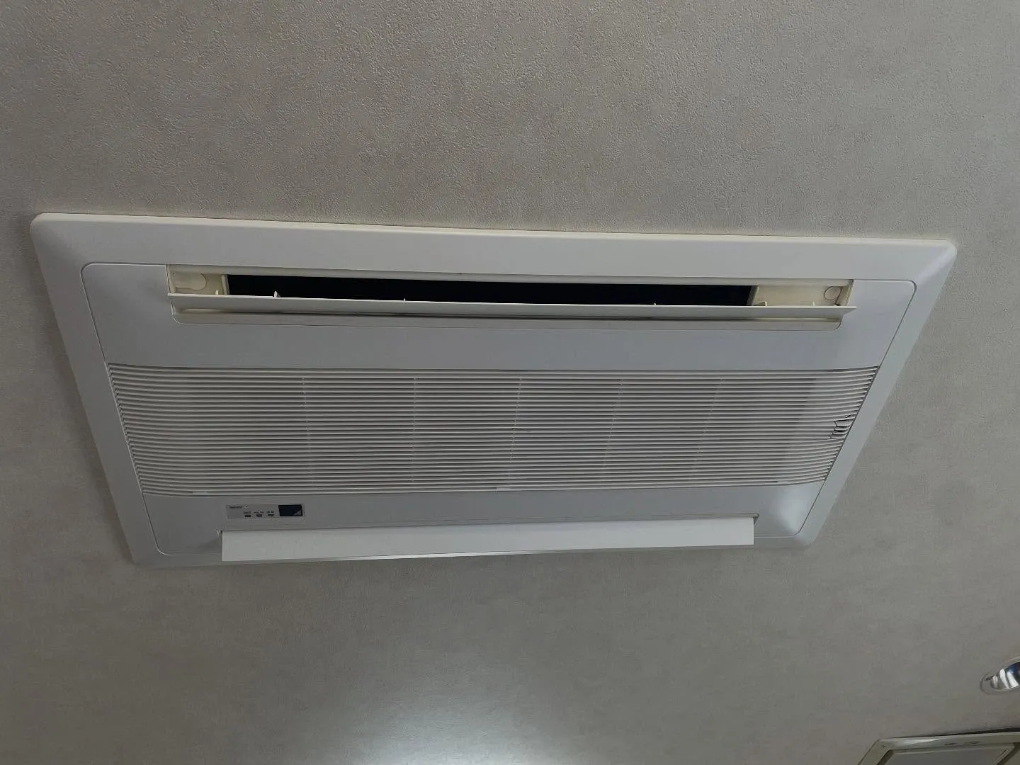 本日も天井埋め込み2方向エアコンのクリーニングをさせて頂きま...