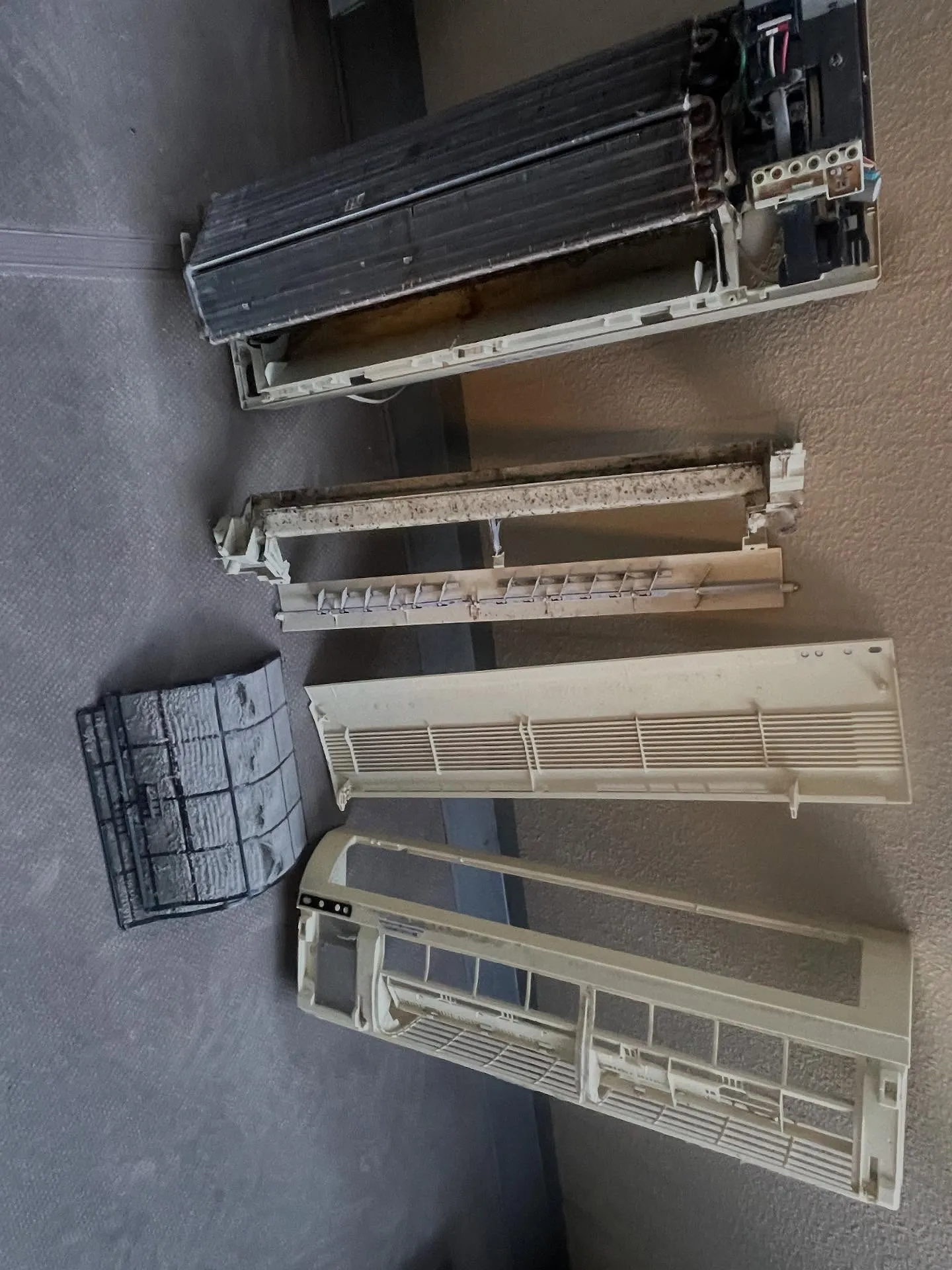 本日はエアコン取り外し、クリーニング、移設取付をさせて頂きま...