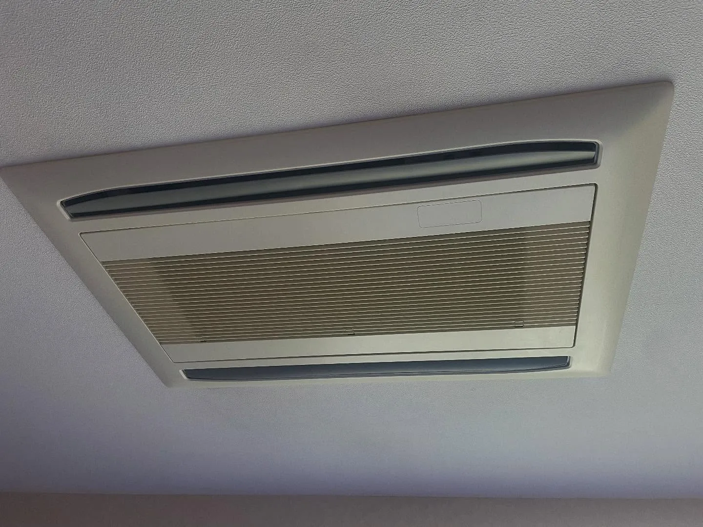 本日も天井埋込2方向エアコンのクリーニングをさせて頂きました...