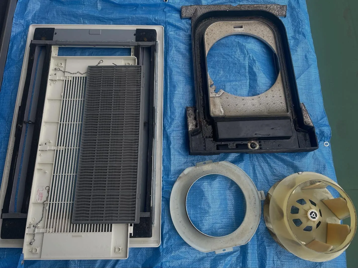 本日も天井埋込2方向エアコンのクリーニングをさせて頂きました...