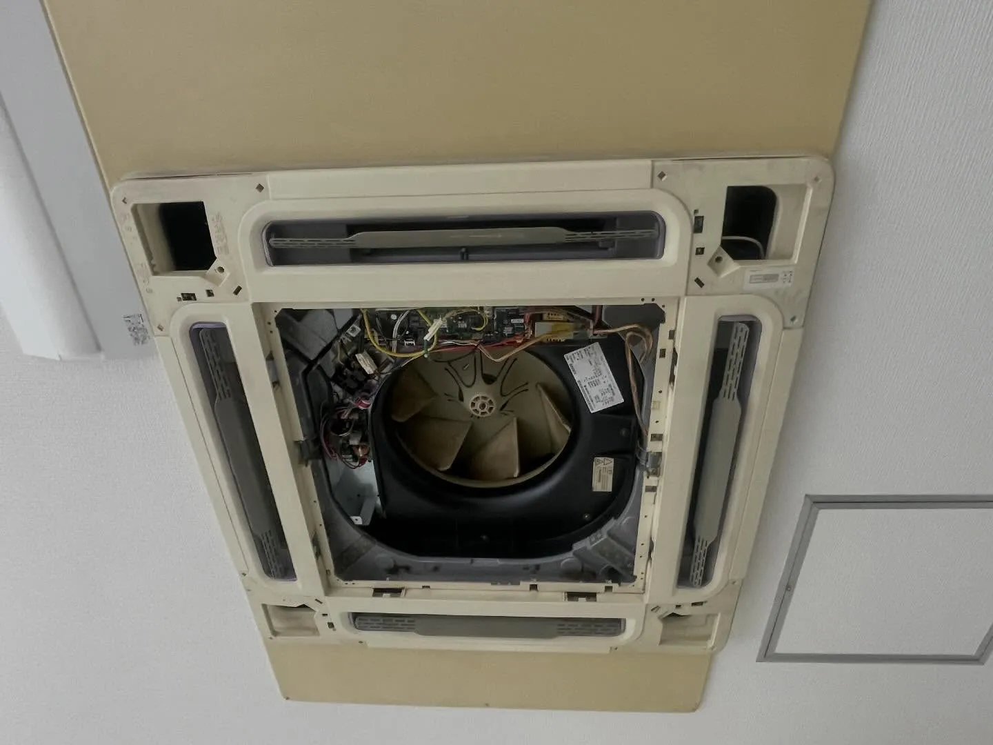 本日も業務用天井埋込4方向のクリーニングをさせて頂きました。