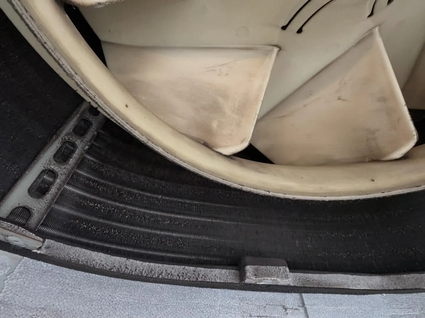 本日も業務用天井埋込4方向のクリーニングをさせて頂きました。