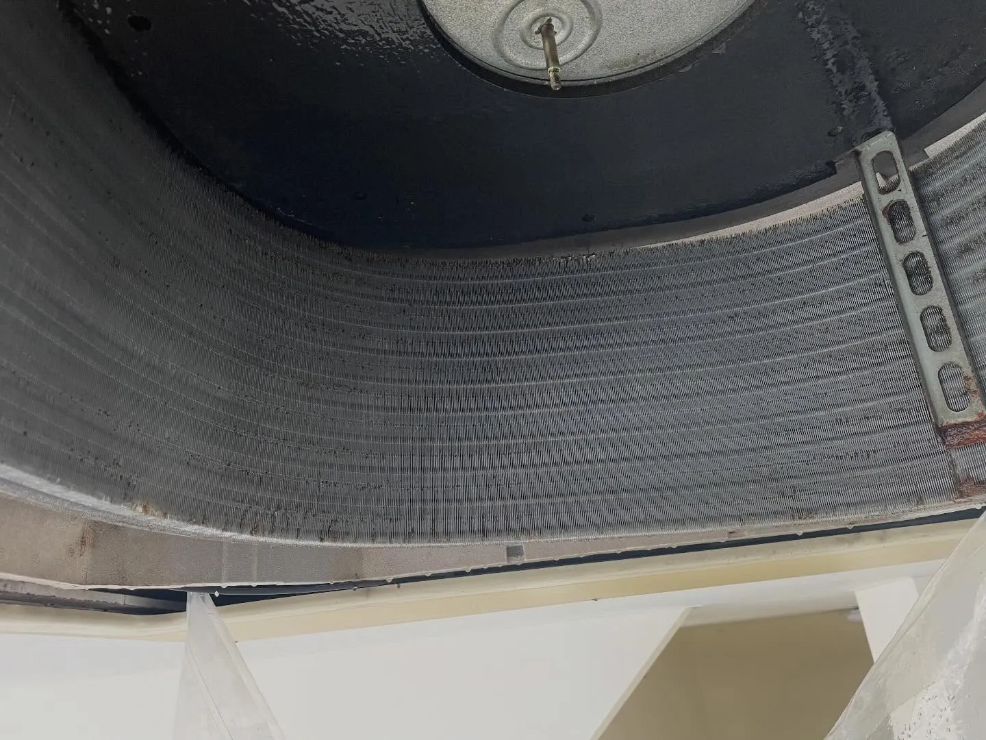 本日も業務用天井埋込4方向のクリーニングをさせて頂きました。