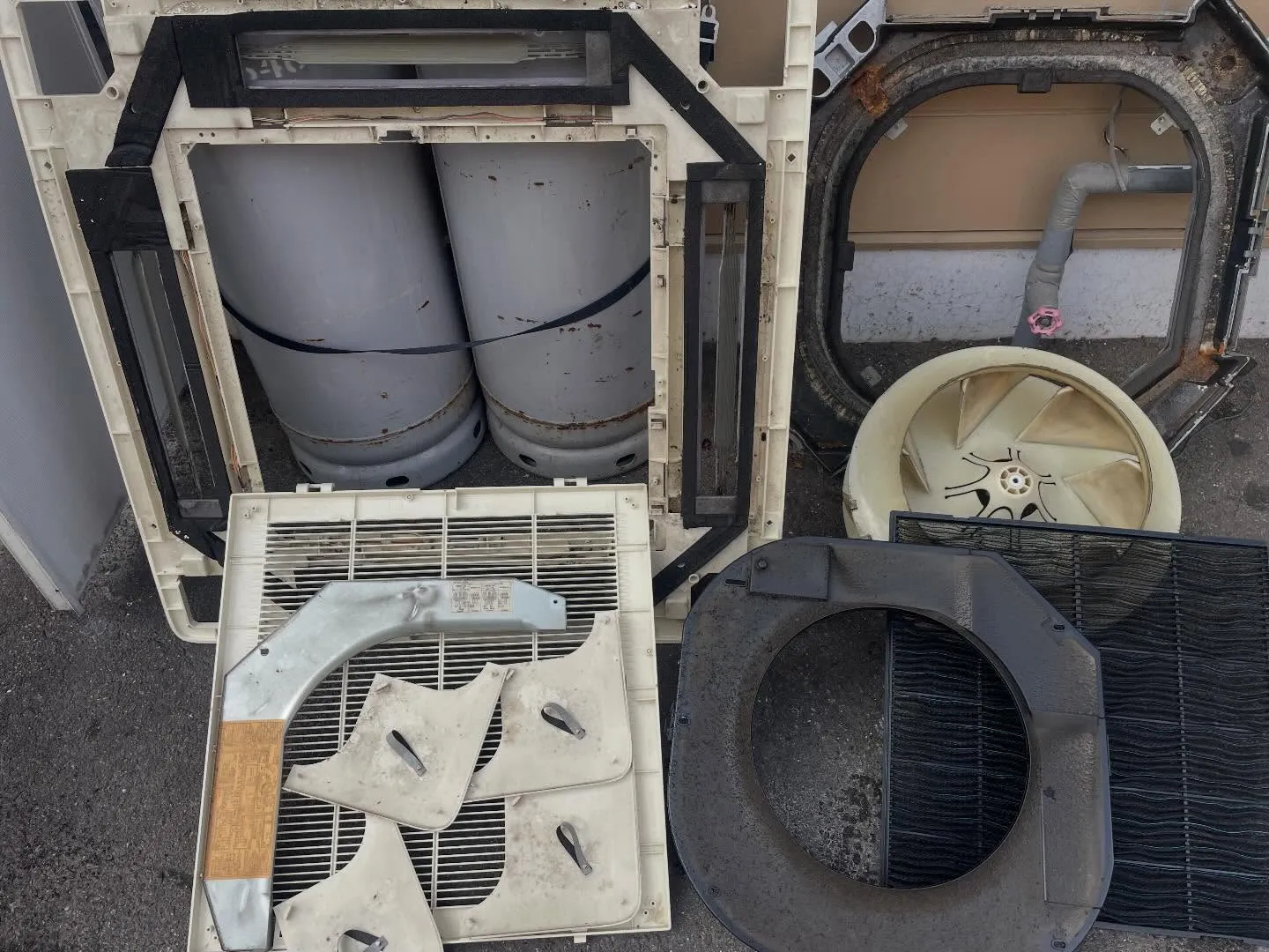 本日も業務用天井埋込4方向のクリーニングをさせて頂きました。