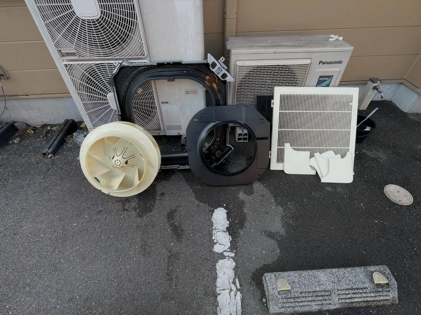 本日も業務用天井埋込4方向のクリーニングをさせて頂きました。