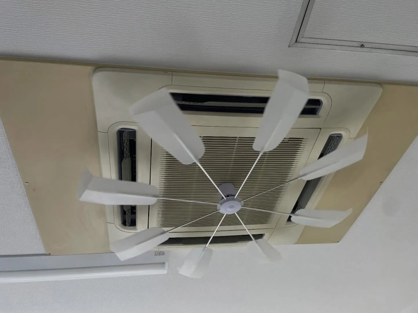 本日も業務用天井埋込4方向のクリーニングをさせて頂きました。