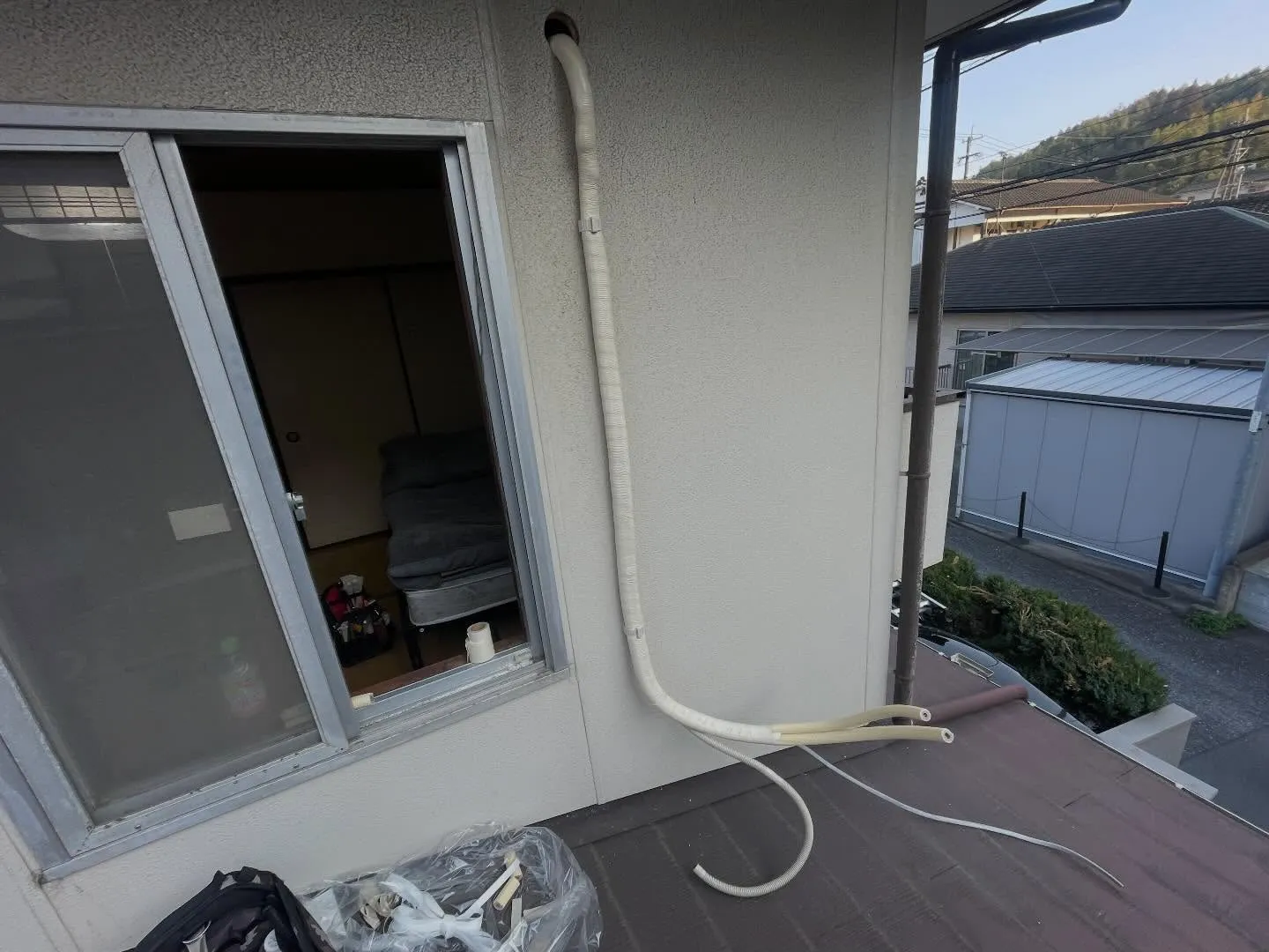 本日もエアコン取付工事をさせて頂きました😊室外機を屋根に架台...