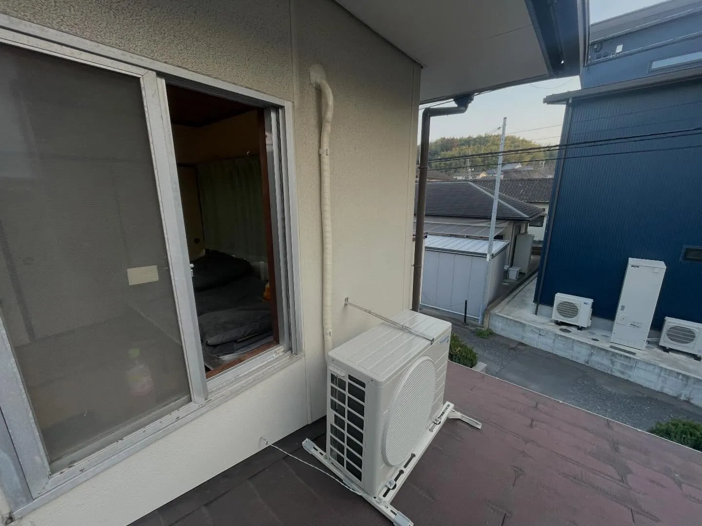 本日もエアコン取付工事をさせて頂きました😊室外機を屋根に架台...