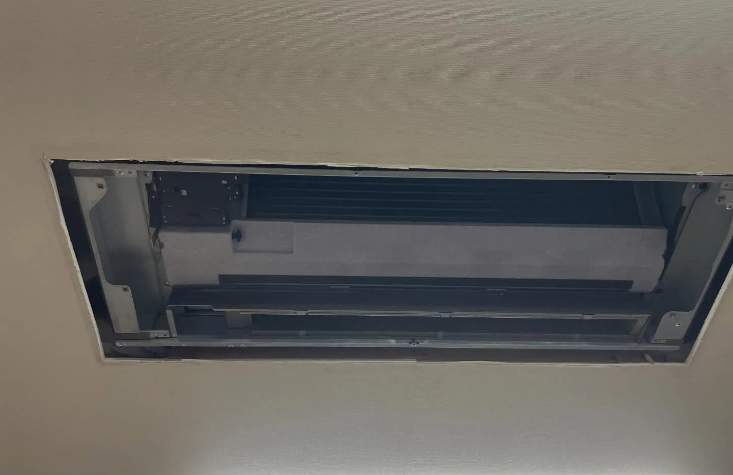 本日も天井埋込1方向エアコンのクリーニングをさせて頂きました...