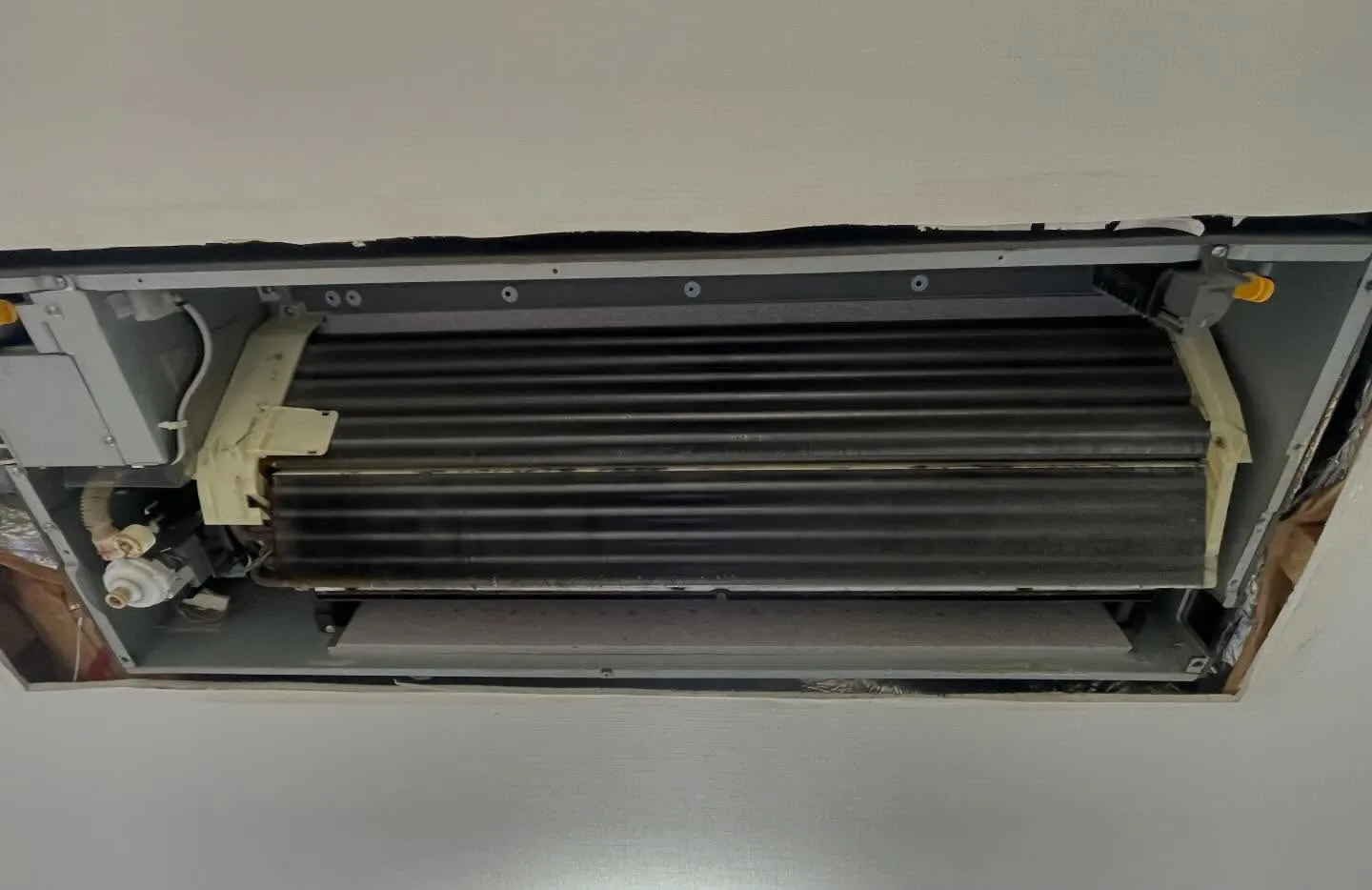 本日も天井埋込1方向エアコンのクリーニングをさせて頂きました...