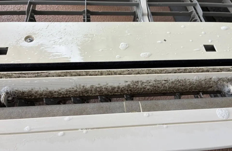 本日も天井埋込1方向エアコンのクリーニングをさせて頂きました...