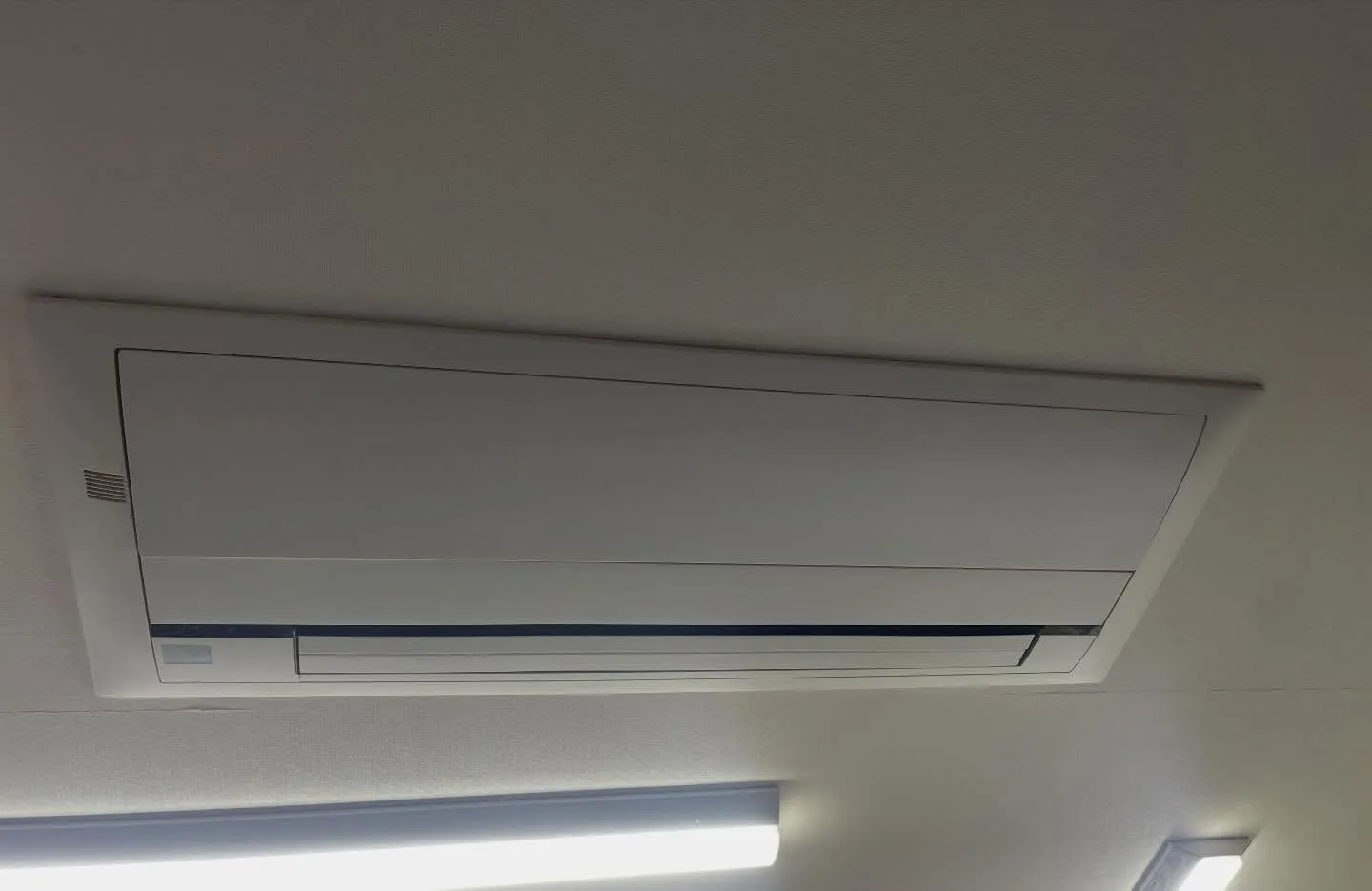 本日も天井埋込1方向エアコンのクリーニングをさせて頂きました...