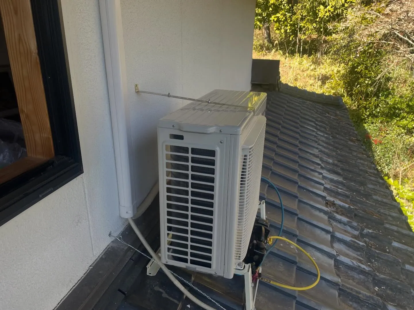 本日は壁掛エアコンを取付させて頂きました。