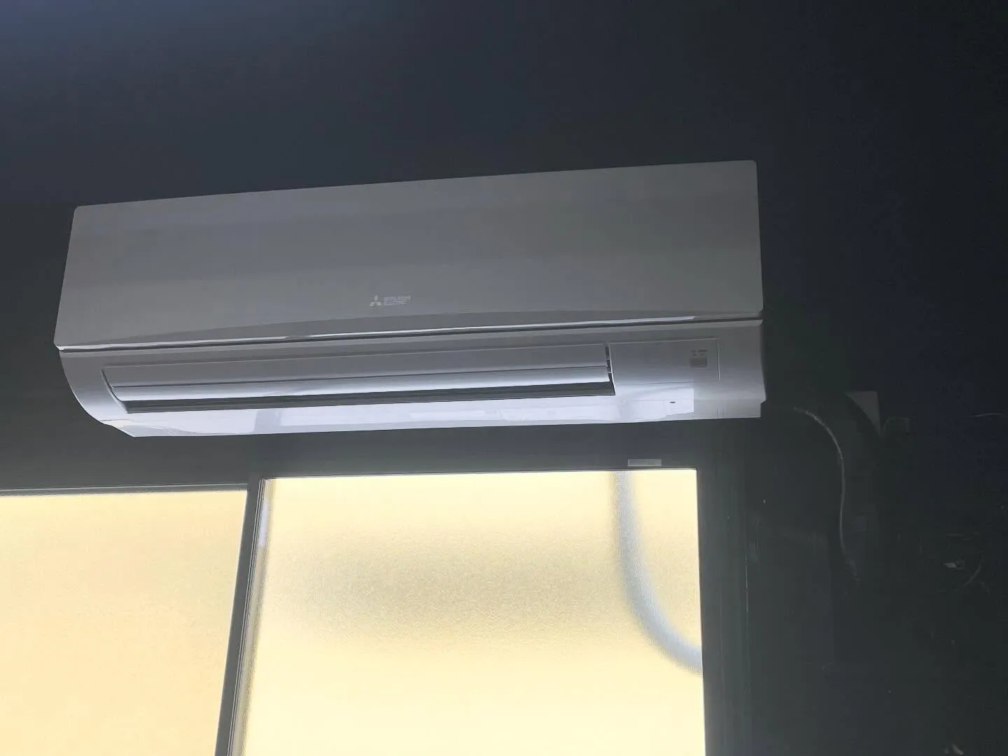 本日はとある店舗様に、業務用壁掛エアコンを付けさせて頂きまし...