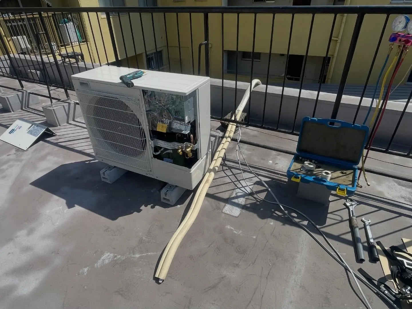 本日はとある店舗様に、業務用壁掛エアコンを付けさせて頂きまし...