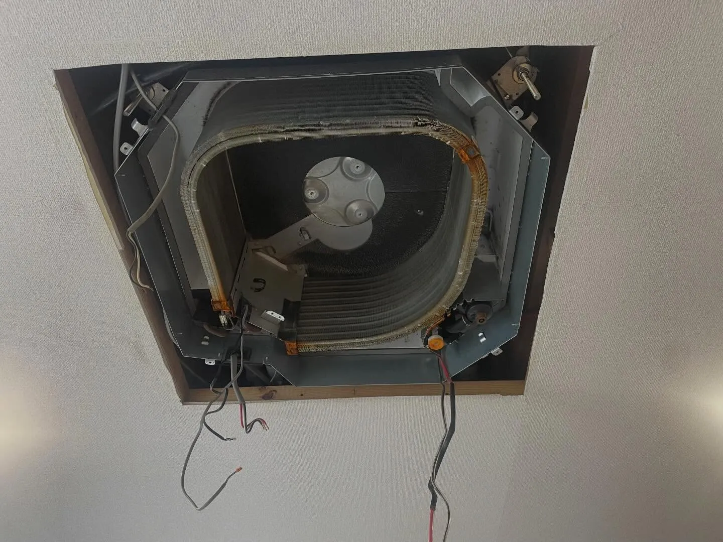 本日は家庭用天井埋め込み4方向エアコンのクリーニングをさせて...