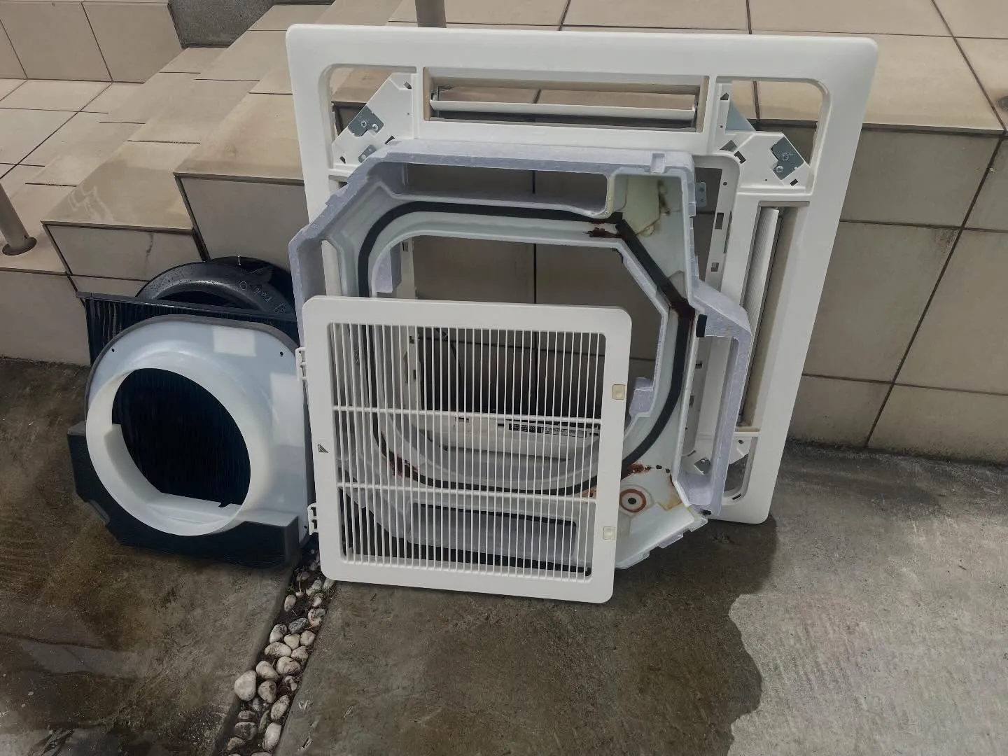 本日は家庭用天井埋め込み4方向エアコンのクリーニングをさせて...