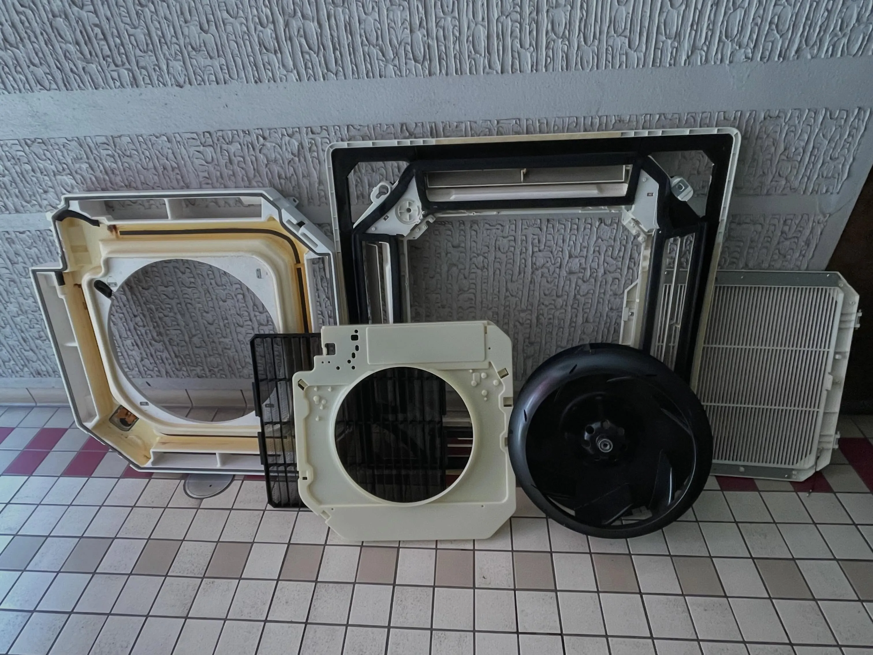 本日も店舗の天井4方向エアコンをクリーニングさせて頂きました...