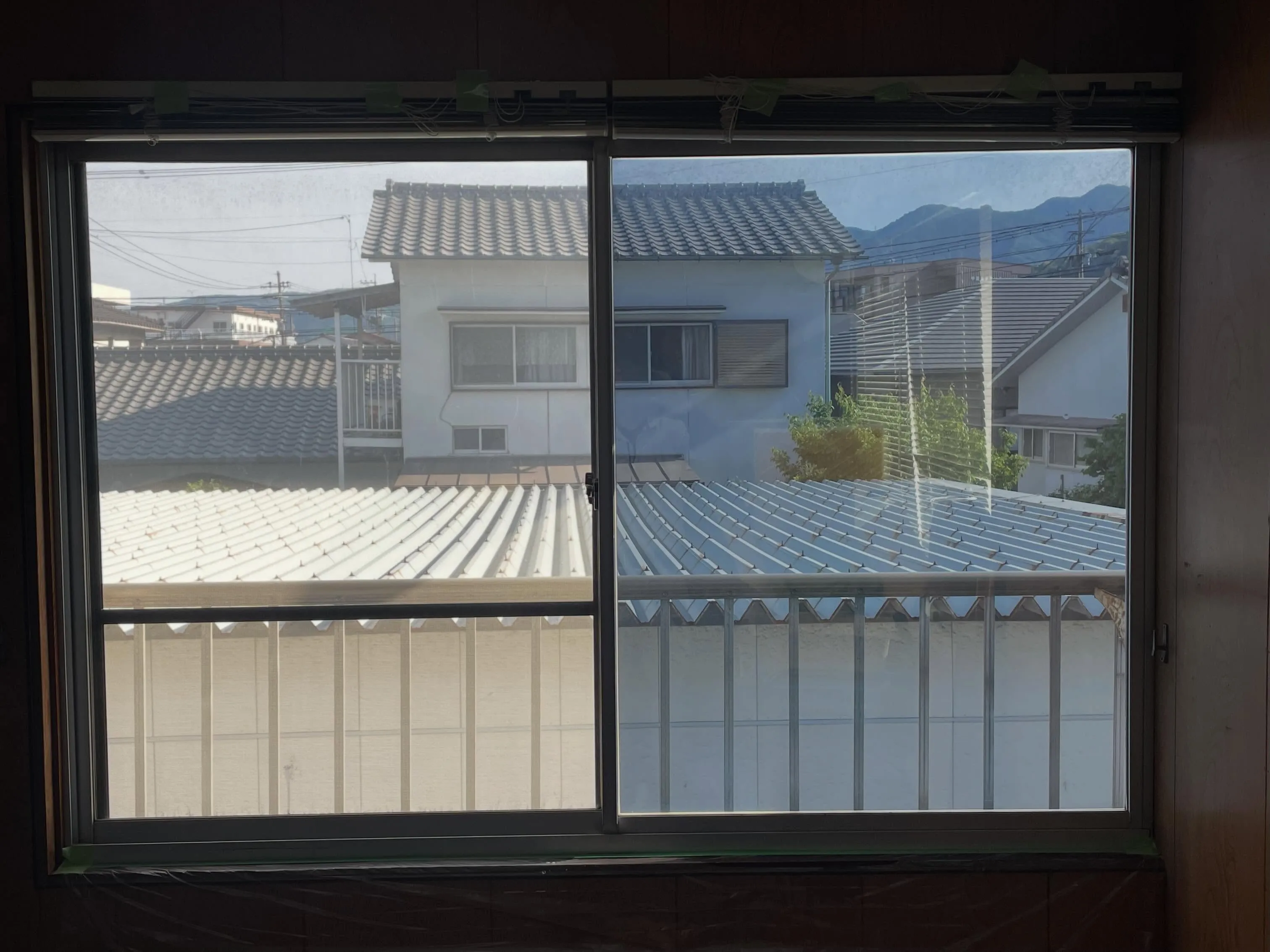 本日は西日が暑いという事なので、遮熱の窓ガラスフィルムを貼ら...