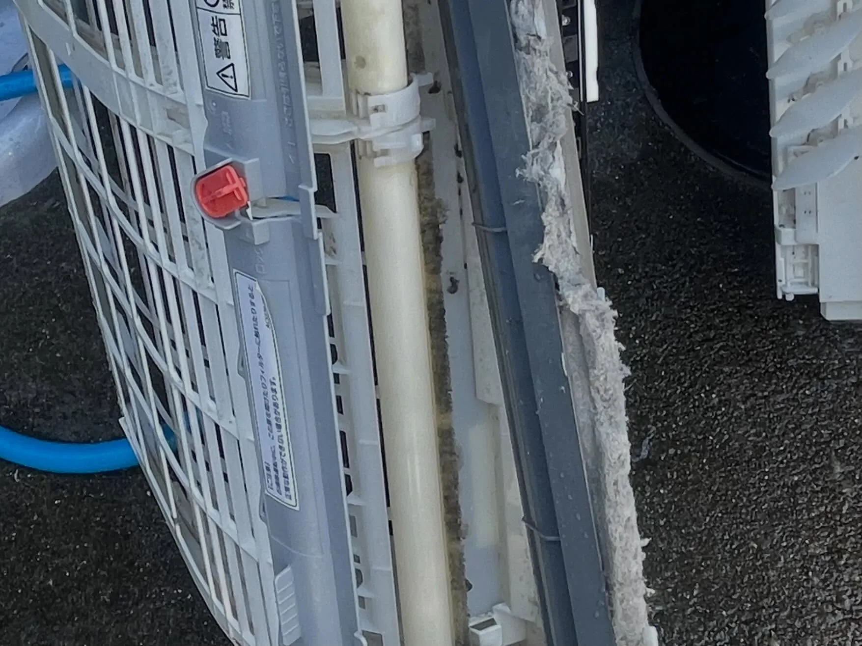 本日もホコリだらけのエアコンをクリーニングさせて頂きました。