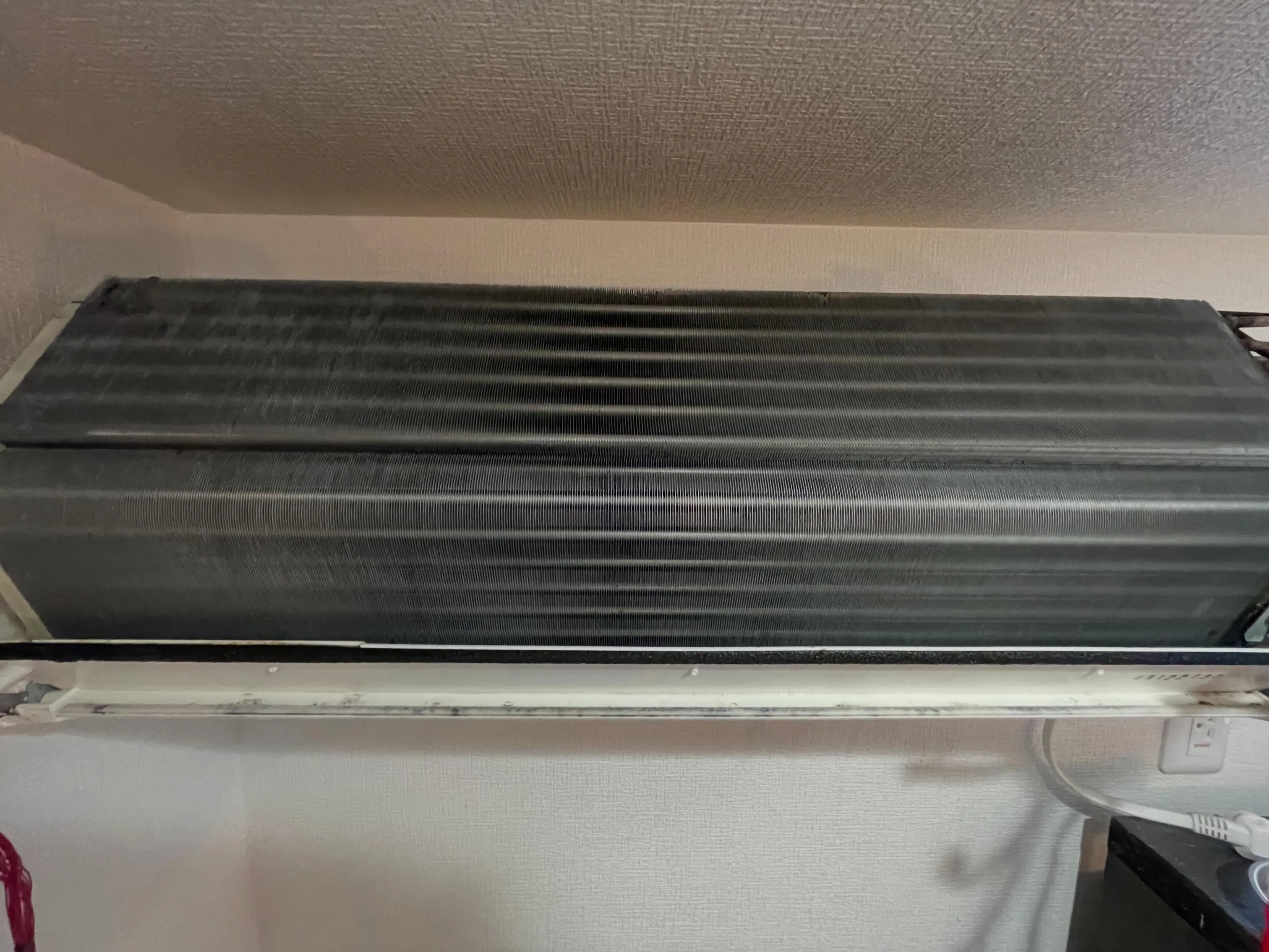 本日もホコリだらけのエアコンをクリーニングさせて頂きました。