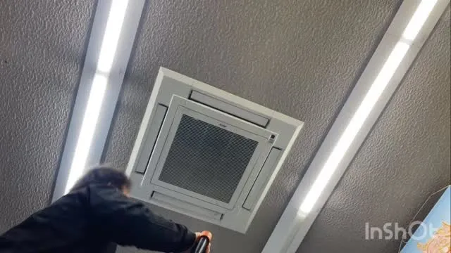 本日は業務用の天井埋込4方向エアコンクリーニングをさせて頂き...